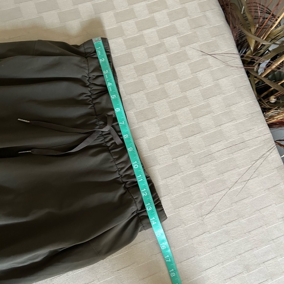 Lululemon On The Fly Crop 23” in Dark Olive - Picture 11 of 13